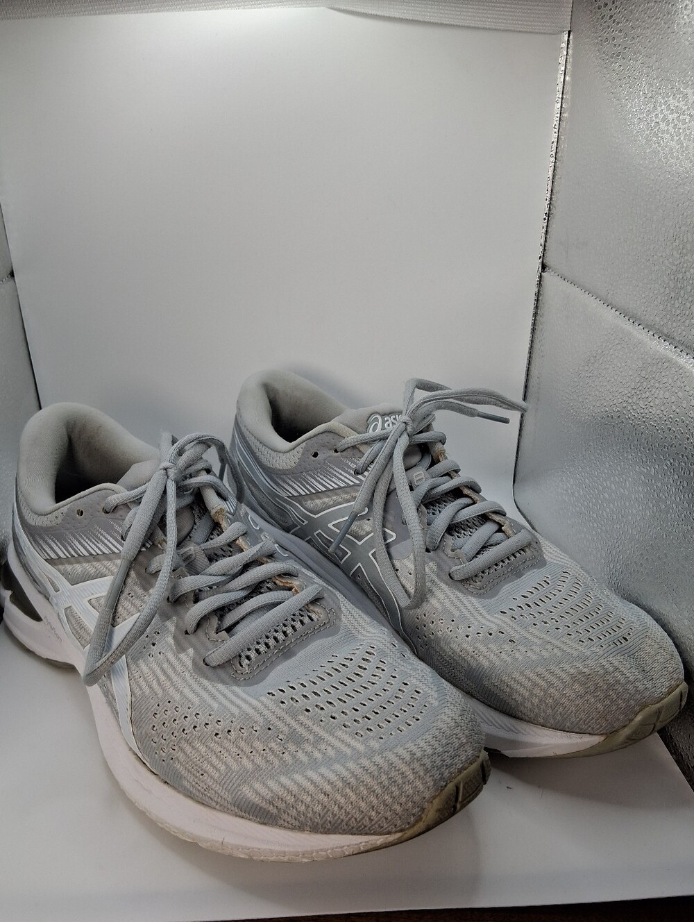 ASICS Women's GT-2000 8 in Piedmont Grey and White Size 9 EUC